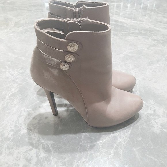Guess Granee Grey Taupe Suede & Leather Button Accented High Heel Booties SZ 7 - Picture 3 of 8